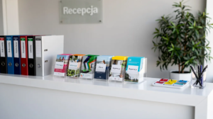 Stojak reklamowy do częstej zmiany komunikatu – jakie rozwiązania ułatwiają aktualizację treści?